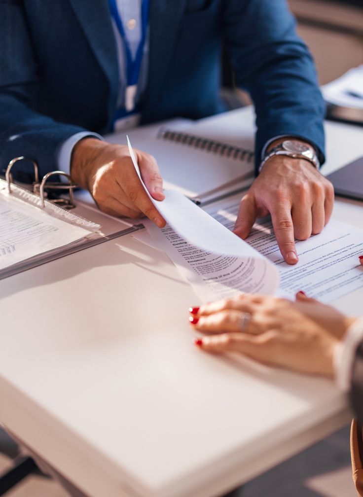 Architekt bespricht Pläne mit Klienten